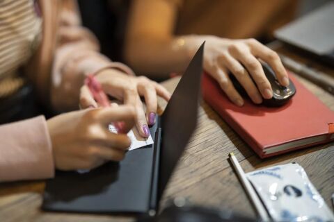 « Former professionnels et bénévoles à accompagner des publics en difficulté avec le français vers l’acquisition des compétences numériques clés »